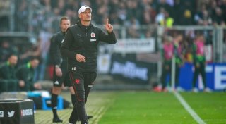 Trainer rechtfertigt St. Paulis Flugreise nach Leipzig