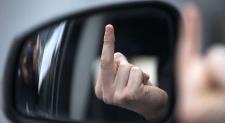 Spucke, Tritte und Beleidigungen: Streit im Bielefelder Straßenverkehr eskaliert