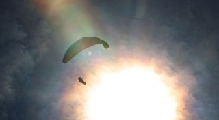 Gleitschirmflieger in China auf über 8.000 Meter gesogen