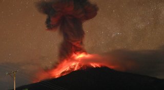 Indonesien: Vulkan Lewotobi Laki-Laki spuckt wieder Feuer