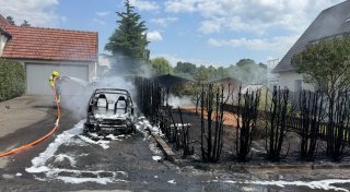 Unkraut abgeflammt: Feuerwehr muss Hecke und zwei Autos löschen