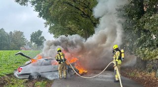 Unfallauto gerät bei Delbrück in Brand: Fahrer kommt mit leichten Verletzungen davon