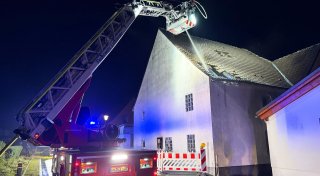 Feuerwehr nach Dachstuhlbrand in Lichtenau erneut im Einsatz