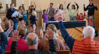 Kurzmeldungen aus Hiddenhausen: Ein neuer Kinderchor, Rätsel um Dixi-Klos und ein Jubiläum