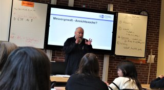 Kampf gegen Messergewalt: So unterrichtet die Bielefelder Polizei eine sechste Klasse
