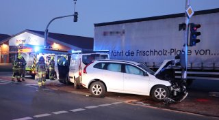 Rote Ampel übersehen: Zwei Verletzte nach Zusammenstoß zweier Autos in Delbrück