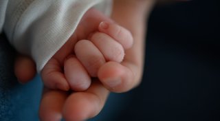 Mutter bietet Baby im Internet an