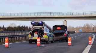 Autofahrer durchbricht Grenzkontrolle - Verfolgungsfahrt