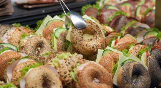 Konsumkrise: Verbraucher essen mehr in Handelsgastronomie