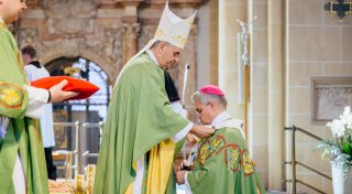 Paderborner Erzbischof erhält besonderes Gewand vom Papst