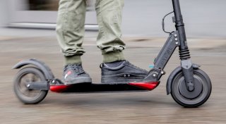 „Schilder bringen nichts“: E-Scooter-Fahrer rasen durch Bünder Fußgängerzone