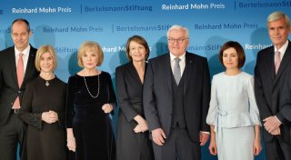 Mit vielen Fotos: Bundespräsident Steinmeier überreicht in Gütersloh Demokratie-Preis