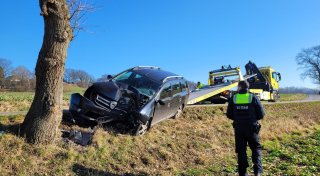 Gegen Baum gekracht: Autofahrer (29) aus Porta schwer verletzt