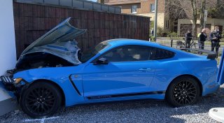 Ford Mustang knallt in parkende Autos: Gäste in Bielefelder Imbiss verletzt
