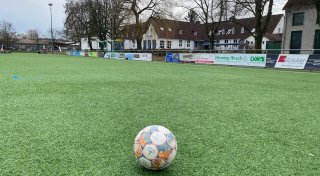 Zuschauer sticht mit Messer in die Menge und verletzt Detmolder Fußball-Trainer