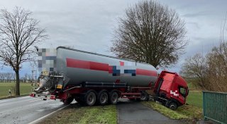 B7 bei Warburg: Sattelzug kommt von der Straße ab