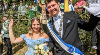 Strahlendes Königspaar aus Dalhausen begeistert beim Bezirksschützenfest im Kreis Höxter