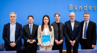 Institute sehen Wirtschaft auf «wackeligen Beinen»