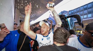 Arminia Bielefelds Spieler und Fans feiern den Aufstieg - mit besonderem Partygag