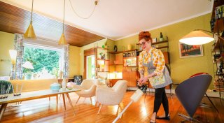 60er-Leben mit Röhrenfernseher und Wählscheibentelefon