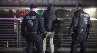 Ausgerastet am Bielefelder Hauptbahnhof: Krimineller greift Polizisten mit Flasche an