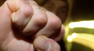 Mann aus dem Kreis Herford schlägt seine Ex-Frau am Steuer bewusstlos
