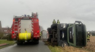 Unfall auf der Bachstraße in Hille: Lkw mit 60 Schweinen kippt um