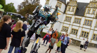 Kostüm-Künstler aus dem Kreis Paderborn schminkte Otto Waalkes und traf den Kanzler