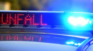Auto rutscht bei schwerem Unfall auf der A30 bei Kirchlengern unter Lkw