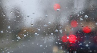 Nasskaltes Wetter zum Wochenstart und Schnee in den Alpen