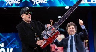 Musk schwenkt Kettensäge - Symbol für Bürokratieabbau