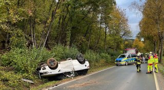 Teurer Unfall bei Beverungen: Landrover landet auf dem Dach