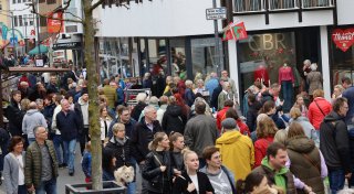 Delbrücker Frühlingsmarkt lockt die Menschen in die Innenstadt
