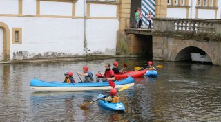 Beim Tag des Sports in Paderborn wird der Schlossgraben zur Kanu-Strecke