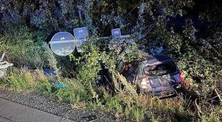 Bielefelder Paar nach Sekundenschlaf auf der A33 bei Borchen schwer verletzt