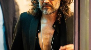 Ex-Moderator Russell Brand wegen Vergewaltigung angeklagt