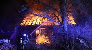Wieder steigt Rauch aus der Ruine auf: Ehemaliger Bauernhof brennt in Porta Westfalica
