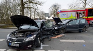 83-Jähriger aus Gütersloh missachtet Vorfahrt: Drei Verletzte nach Kollision bei Delbrück