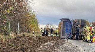Update: Lkw verteilt in Bad Salzuflen tonnenweise Erde über die Straße