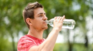 Kann gekauftes Wasser in Flaschen schlecht werden?