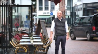 Gütersloher Gastronom irritiert über neue Regeln: Tischreihe vor Lokal muss plötzlich weg