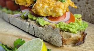 Eine Stulle mit Angeber-Faktor: Knuspriger Feta auf Brot
