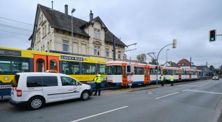 Stau in Bielefelder City: Zum wiederholten Mal kracht es zwischen Auto und Stadtbahn