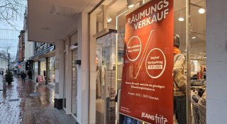 Modegeschäft in der Gütersloher Innenstadt schließt: Räumungsverkauf läuft schon