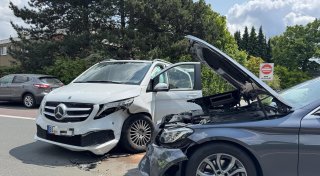 Hoher Schaden bei Kollision zweier teurer Fahrzeuge in Bielefeld-Schildesche