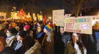 Hunderte bei Demonstration gegen AfD-Empfang - Video & Fotos