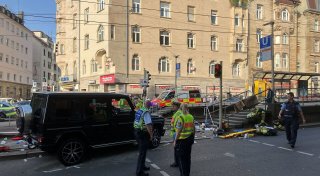 Auto fährt in Menschenmenge - Polizei geht von Unfall aus