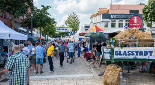 Bunter Glasmarkt als Herzstück des Glasstadtfests in Bad Driburg