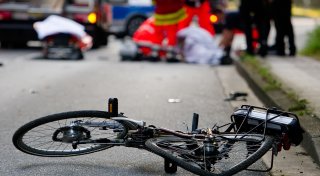 E-Bike-Fahrer kollidiert mit Radlerin, verletzt sie schwer und ergreift die Flucht