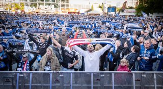 So feierten die Bielefelder Fans ihre Arminia am Abend vor dem Finale in Berlin